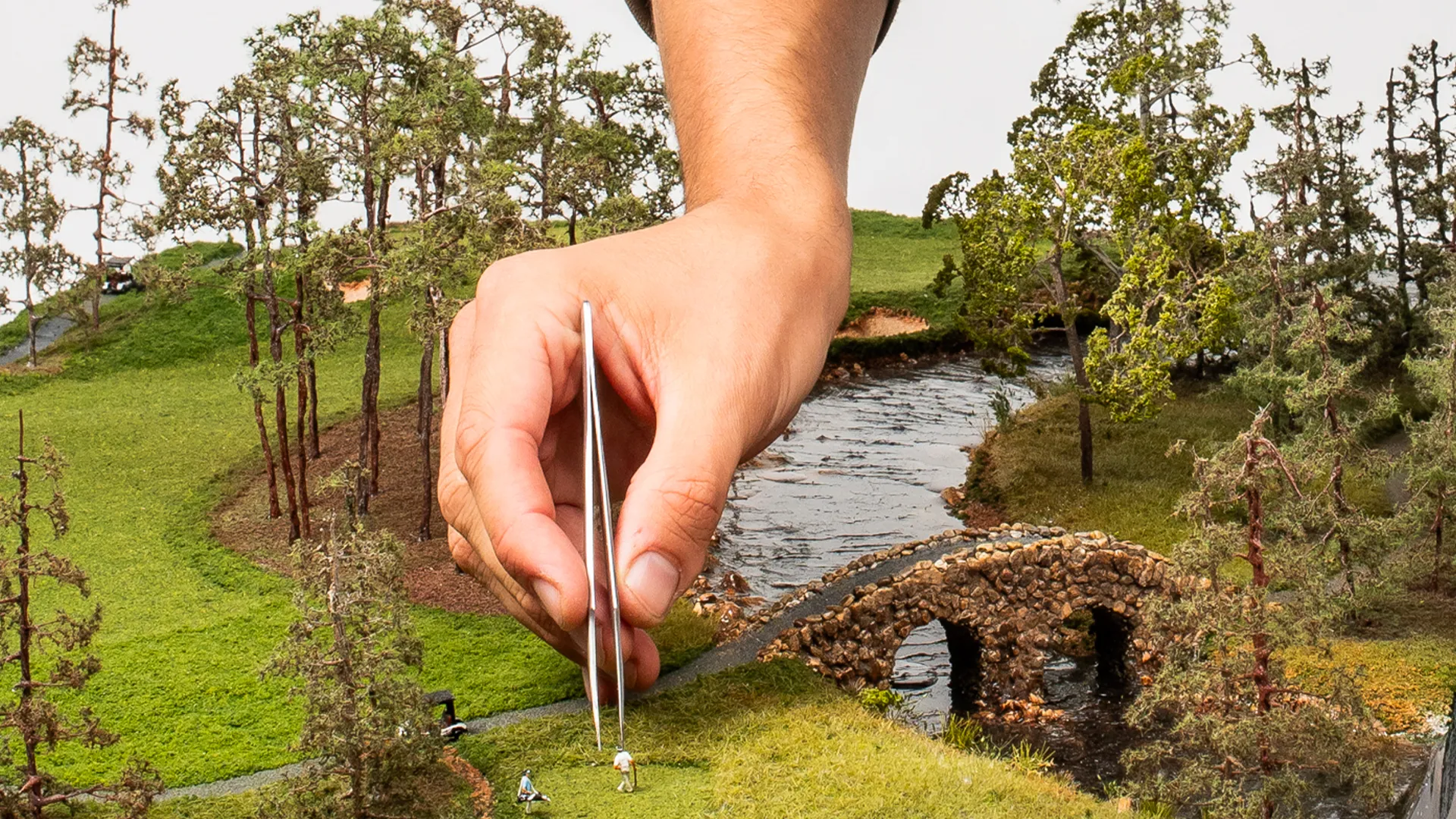 pine-barens-country-club-hole-17-placement-micro-landscapes Placement of golfers on handcrafted micro landscape replica of Pine Barrens Hole 17